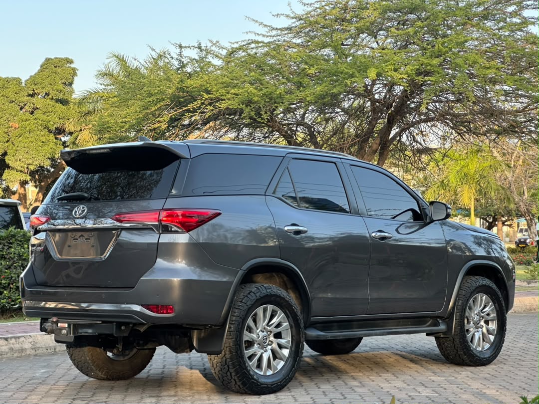 TOYOTA FORTUNER thumbnail 6
